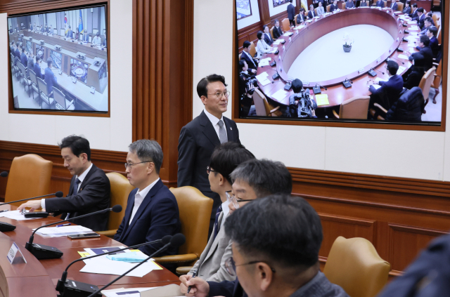 김민석 국무총리가 24일 서울 종로구 정부서울청사에서 열린 헌법존중 정부혁신 TF 간담회에서 모두 발언한 뒤 이석하고 있다. 연합뉴스