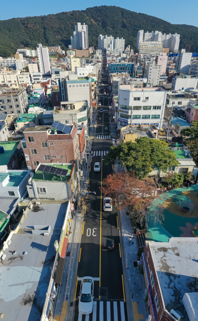 재개발이 본격화하면 병목 현상이 우려되는 동명로 일부 구간. 김종진 기자 kjj1761@