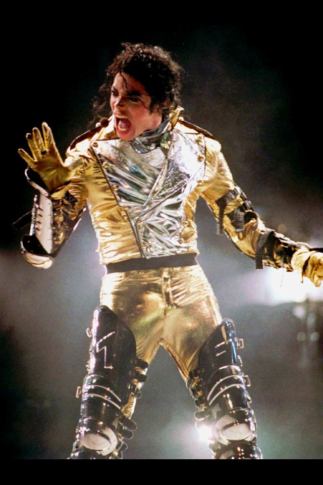 저자는 책에서 ‘마이클 잭슨은 ‘스릴러’ 음반으로 당시 미국 레코드 산업 전체를 구한 존재’라고 소개한다. 사진은 1996년 한국을 찾은 마이클 잭슨의 공연 모습. 연합뉴스
