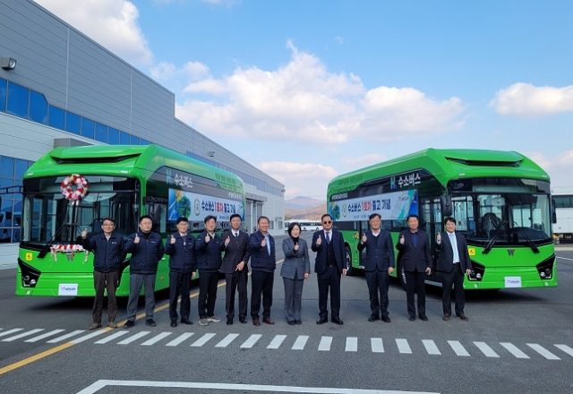 ㈜우진산전이 11월 20일 경북 김천산업단지에 위치한 우진산전 김천공장에서 아폴로900(전장 9m) 수소버스 첫 출고 기념행사를 가졌다. 우진산전 제공