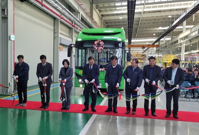 출고 기념행사에서 테이프 커팅을 하는 모습. 우진산전 제공