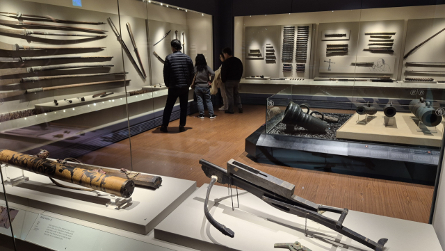 여행객들이 경남 진주시 진주박물관 임진왜란 전시품을 둘러보고 있다. 남태우 기자