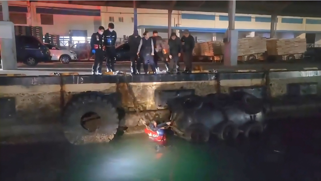 25일 오전 5시 55분께 부산 서구 남항 앞바다에 빠진 60대 남성이 해경에 구조됐다.