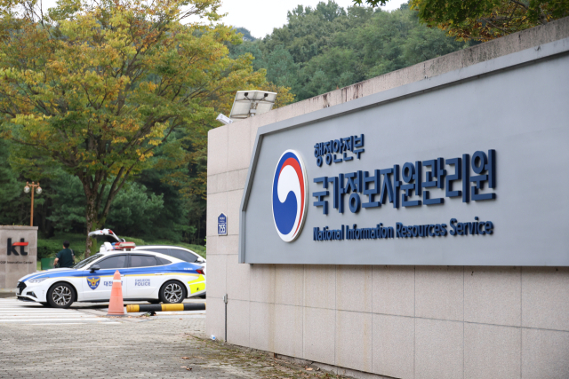 대전 유성구 국가정보자원관리원(국정자원) 화재를 수사하는 대전경찰청 전담수사팀이 2일 오전 국정자원 압수수색에 돌입했다. 지난달 26일 정부 전산시스템이 있는 국정자원에서 리튬이온 배터리 화재가 발생해 정부 전산 서비스가 대규모로 마비된 바 있다. 연합뉴스