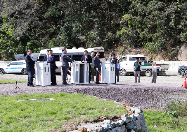 지난해 10월 경남 김해시 화포천습지 과학관 개관식 때 진행된 방사 행사에서 황새 1마리가 폐사했다. 사진은 행사 당시 황새들이 보관돼 있던 케이스. 연합뉴스