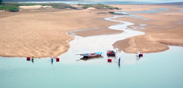 염해·서식지 파괴 등으로 재첩잡이가 어려움을 겪고 있는 가운데 하동군이 ‘재첩 산업 발전 종합계획’을 추진한다. 하동군 제공