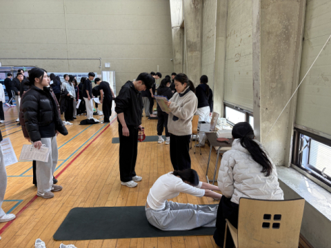 배근력을 측정하고 있는 학생들.