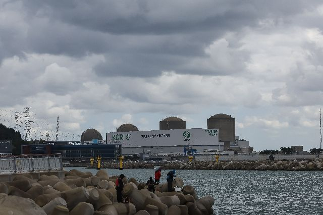 부산 기장군의 한 마을에서 바라본 고리원전 2호기(오른쪽 두번째)와 영구 정지 8년 만인 지난 6월 해체가 결정된 고리원전 1호기(맨 오른쪽) 모습. 전력과 물 공급이 원활한 반도체 국가산업단지 부지라면 수도권 밖에 널려 있다. 김종진 기자 kjj1761@