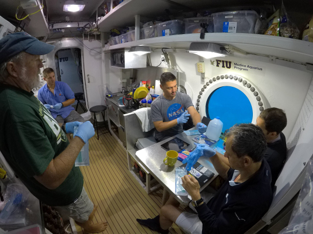 미국의 해저 연구기지 ‘아쿠아리우스’(위)에서는 연구자들이 통상 10여 일 정도 거주하면서 바다를 오가며 탐사와 실험 과제를 수행한다. 해저 19m ‘아쿠아리우스’에서 연구자들이 실험 과제를 진행하는 모습. 미국 국립해양대기청 제공