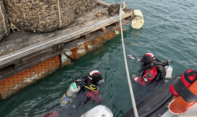 통영시 한산도 인근 해상에서 굴 채취 작업을 하던 30대 외국인 노동자가 실종돼 해양경찰이 수색 작업을 벌이고 있다. 통영해양경찰서 제공