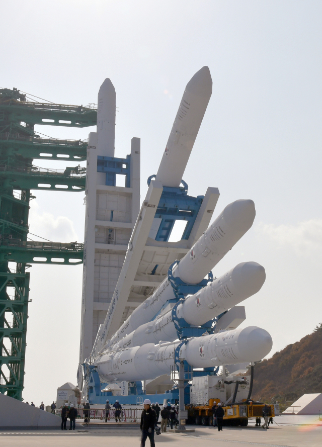 25일 전남 고흥 나로우주센터에서 누리호 4차 발사를 위한 기립작업이 진행 중이다. 한국항공우주연구원 제공