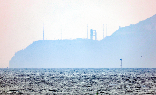 오는 27일 새벽으로 예정된 한국형발사체 ‘누리호’ 4차 발사를 앞둔 25일 전남 고흥 나로우주센터에 기립된 누리호가 발사대에 고정돼 있다. 연합뉴스