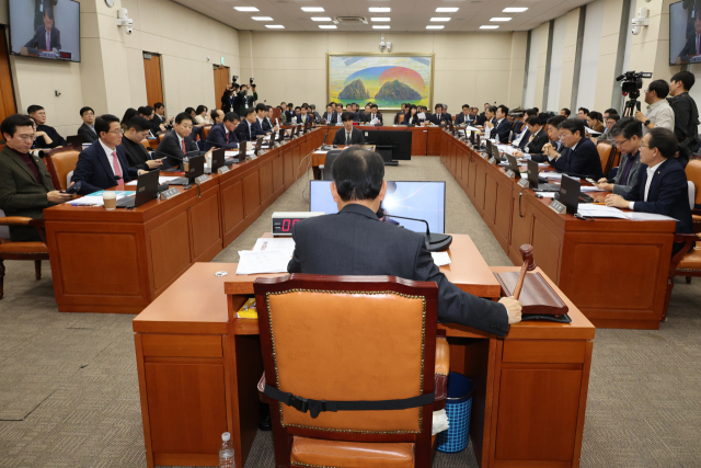 지난 24일 서울 여의도 국회에서 열린 정무위원회에서 국민의힘 소속 윤한홍 위원장이 자본시장과 금융투자업에 관한 법률 개정안 등 안건을 상정하고 있다. 연합뉴스