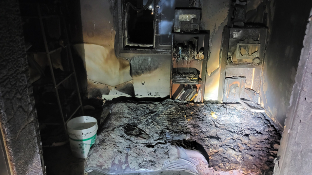 26일 새벽 울산의 한 다세대주택 다락방에서 불이 나 벽면과 내부 집기 등이 시커멓게 타버렸다. 울산소방본부 제공