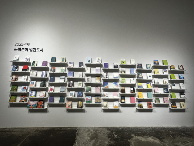 문학 분야 발간 도서 80여 권을 한자리에 모았다. 김은영 기자 key66@