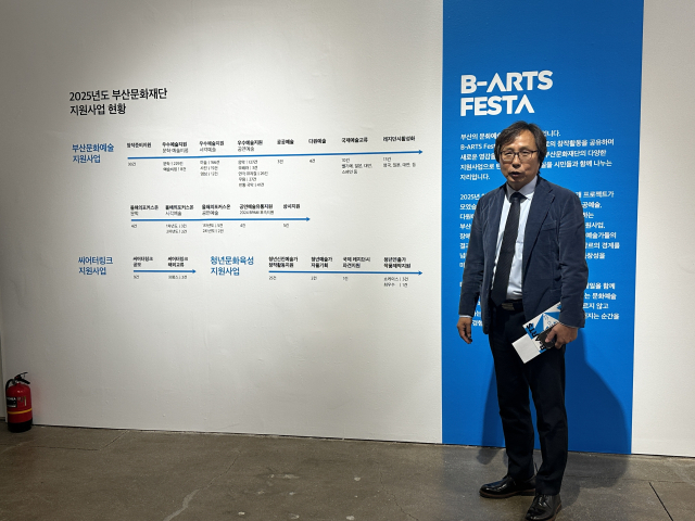 지난 21일 ‘비-아츠 페스타’(B-ARTS Festa) 전시장 투어 안내자로 나선 부산문화재단 오재환 대표이사 모습. 김은영 기자 key66@