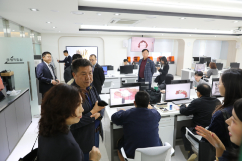 치기공과 교수진이 방문단에게 3D모델링 실습수업에 대한 설명하는 모습.