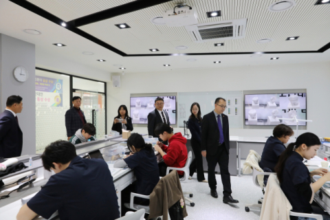 중국 베이징대학교 치과병원 및 수도의과대학 치과병원 방문단이 치기공과 실습수업 참관.