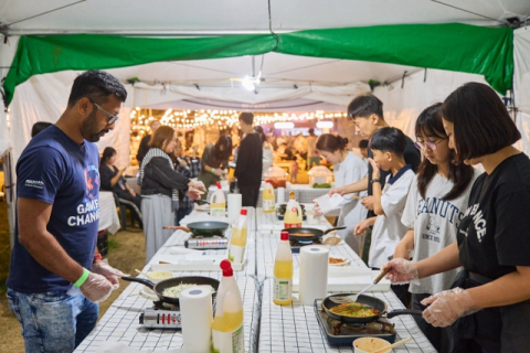 025 별바다부산 나이트마켓 - 전만들기 체험 참가자 모습