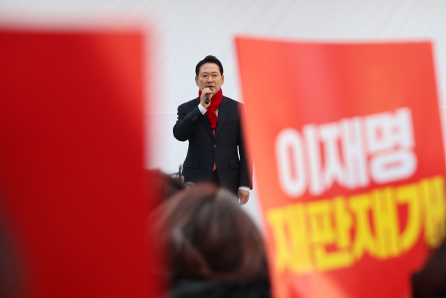 국민의힘 장동혁 대표가 26일 충남 천안종합버스터미널 조각광장에서 열린 '민생회복과 법치수호 충남 국민대회'에서 대장동 사건의 검찰 항소 포기, 내란전담재판부 설치 등과 관련해 정부와 여당을 비판하고 있다. 연합뉴스