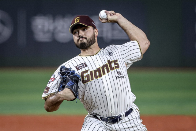 롯데 자이언츠 알렉 감보아가 지난 9월 25일 LG 트윈스전에서 투구하는 모습. 롯데 자이언츠 제공