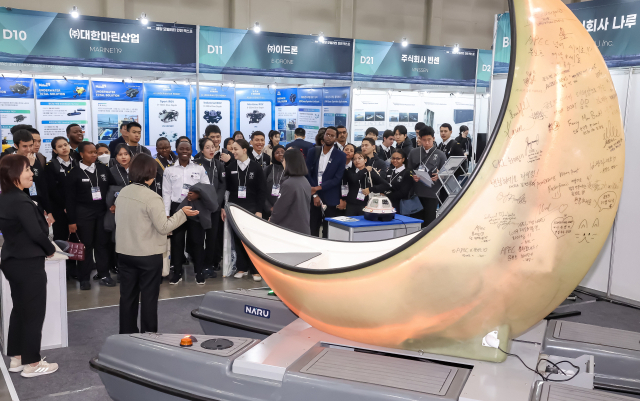 지난 25일 부산 해운대구 벡스코 제1전시장 ‘2025 대한민국 해양 모빌리티안전 엑스포’ 현장에서 관람객들이 (주)나루에서 제조한 문보트에 대한 설명을 듣고 있다. 김종진 기자 kjj1761@