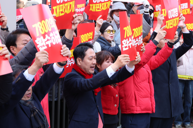 더불어민주당 정치검찰조작기소 대응 특별위원회 소속 의원들이 26일 국회에서 검찰의 대장동 관련 수사 방식에 대해 규탄하고 있다(위). 이날 국민의힘 장동혁 대표 등이 충남 천안종합버스터미널 조각광장에서 열린 ‘민생회복과 법치수호 충남 국민대회’에서 구호를 외치고 있다. 연합뉴스
