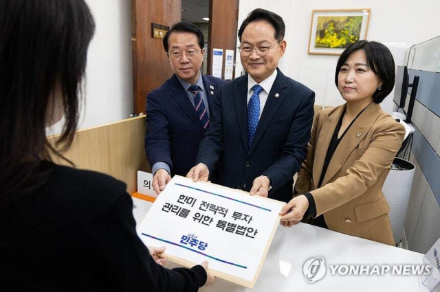 더불어민주당 허영 원내정책수석부대표(가운데)와 문금주, 백승아 원내부대표가 26일 서울 여의도 국회 의안과에 한미 전략적 투자관리를 위한 특별법안을 제출하고 있다. 연합뉴스