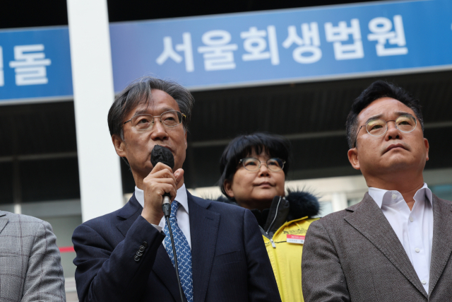 MBK 홈플러스 사태 해결 태스크포스(TF) 단장을 맡은 더불어민주당 유동수 의원이 5일 서울회생법원 앞에서 마트산업노조 홈플러스지부 조합원, 민병덕·김승원 의원 등과 함께 홈플러스 정상화 촉구 기자회견을 하고 있다. 연합뉴스