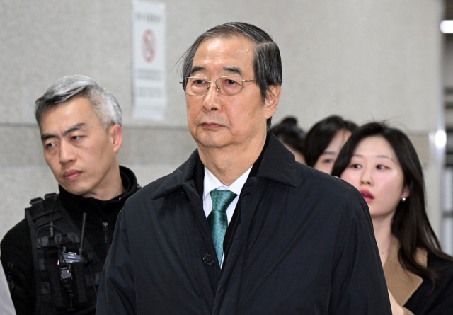 내란 우두머리 방조 혐의를 받는 한덕수 전 국무총리가 26일 서울중앙지법에서 열린 1심 결심 공판을 마친 뒤 청사를 떠나고 있다. 조은석 내란특별검사팀은 이날 한 전 총리에게 징역 15년을 선고해달라고 재판부에 요청했다. 연합뉴스