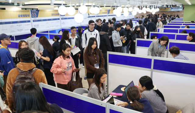 부산시는 외국인 지원 정책을 통합 관리할 컨트롤타워로 글로벌도시재단을 지정하고 지원체계를 정비한다. 지난달 말 국립부경대에서 열린 ‘PKNU 글로벌 운동회’(위)와 이달 초 동명대에서 열린 ‘외국인 유학생을 위한 글로벌채용박람회’. 부산일보DB