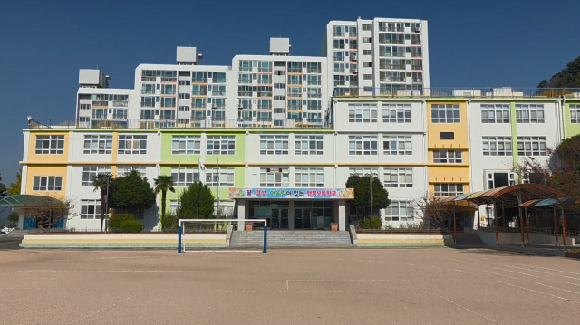 재학생이 21명에 불과한 부산 영도구 신선초등학교가 내년 3월 남항초등학교와 통합된다. 신선초등학교 전경. 부산시교육청 제공