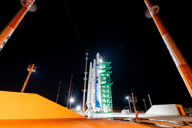 한국형발사체 누리호 4차 발사를 앞둔 지난 26일 오후 전남 고흥 나로우주센터에 기립된 누리호가 발사를 기다리고 있다. 한국항공우주연구원 제공