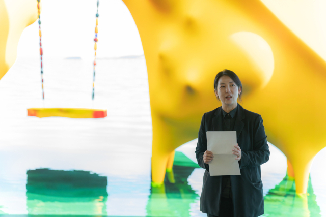 손몽주 작가. 배경엔 손 작가의 스윙 시리즈 작품이 보인다. 손창안 작가 제공