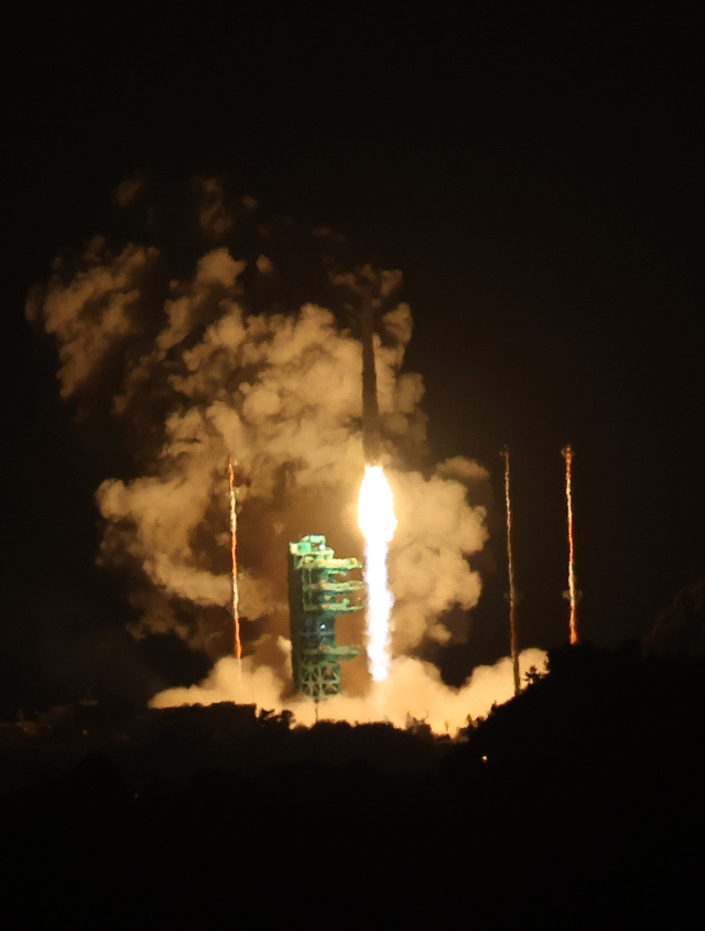 한국형발사체 누리호가 27일 새벽 전남 고흥군 나로우주센터에서 발사되고 있다. 이번 누리호 4차 발사에는 무게 516kg 주탑재위성 '차세대중형위성 3호'와 부탑재위성 12기 등 총 13기 위성이 실렸다. 연합뉴스