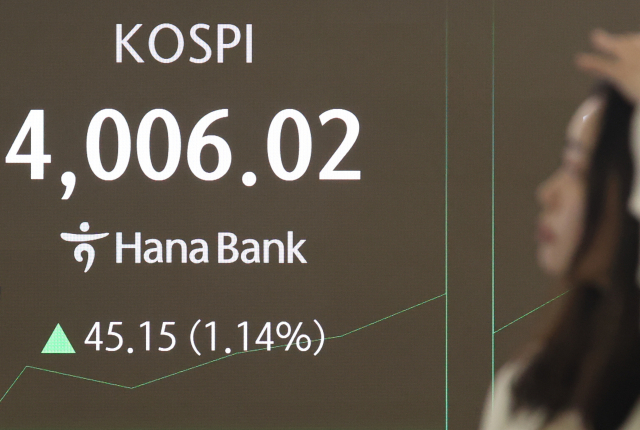 27일 중구 하나은행 본점 딜링룸 전광판에 실시간 코스피가 표시돼 있다. 연합뉴스