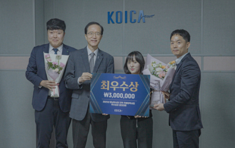 ‘제1회 동남아 지역 국별협력사업 우수성과 경진대회 시상식’에서 이윤영 코이카 사업전략·지역사업I본부 이사(좌측 두 번째)와 최우수상을 수상한 HD현대중공업 관계자들이 기념사진을 촬영하고 있다.