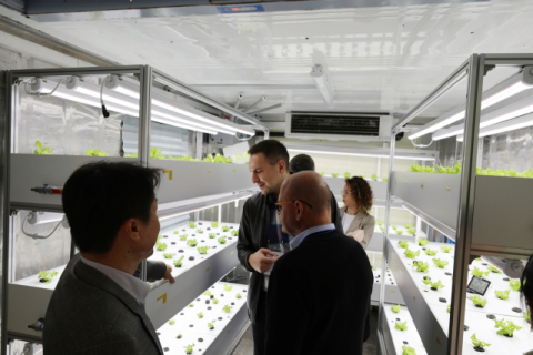 ‘올슈틴 푸드뱅크’ 대표단이 스마트팜 실습장을 견학하고 있다. 부산과학기술대학교 제공