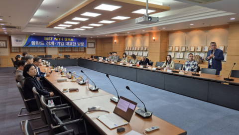 ‘올슈틴 푸드뱅크’ 마렉 브로프스키 회장이 포럼 특강을 하고 있다. 부산과학기술대학교 제공