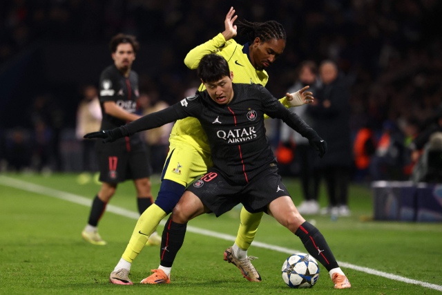 파리 생제르맹(PSG)의 이강인이 27일(한국 시간) 프랑스 파리에서 열린 토트넘과의 2025-2026 UCL 리그 페이즈 5차전 홈 경기에서 상대 선수와 볼 경합을 벌이고 있다. AFP연합뉴스