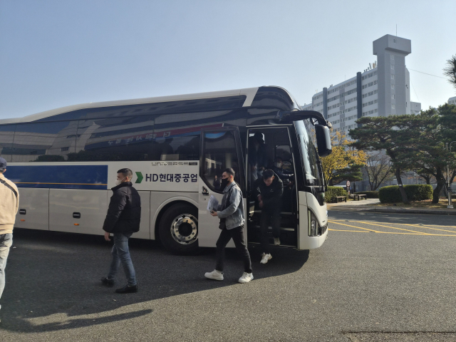 26일 광역 비자 1호로 입국한 베트남 근로자들이 버스로 울산에 도착했다. 울산시 제공