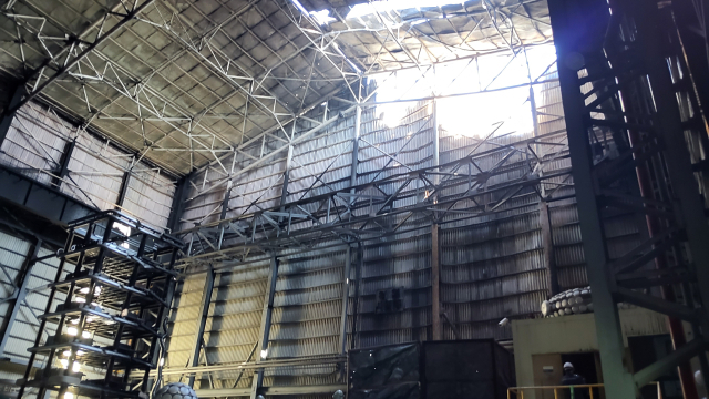 28일 오전 굉음과 함께 화재가 발생한 울산 동구 HD현대일렉트릭 공장 내부 모습. 화재 여파로 공장 지붕과 벽면 패널 일부가 뜯겨져 나가 구멍이 뚫려 있다. 울산소방본부 제공