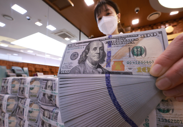 서울 중구 하나은행 본점 위변조대응센터에서 직원이 달러화를 정리하고 있다. 연합뉴스