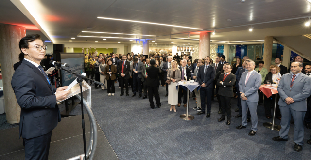 해양수산부는 전재수 해수부 장관이 지난 27일부터 28일까지 국제해사기구(IMO) 제34차 총회에 참석하기 위해 영국 런던을 방문 중이라고 밝혔다. 전 장관이 이사국 선거 지지와 협력을 위한 리셉션에서 발언하고 있다. 해수부 제공