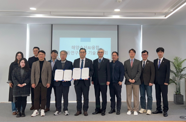 UNIST·국립부경대 관계자들이 ‘해양수산 AI융합 공동연구 기술교류회’를 갖고 기념사진을 촬영하고 있다. UNIST 제공