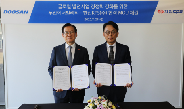 한전KPS 김홍연 사장(왼쪽)과 두산에너빌리티 윤요한 부사장이 사업협력양해각서(MOU)를 체결하고 기념촬영을 하고 있다. 한전KPS 제공