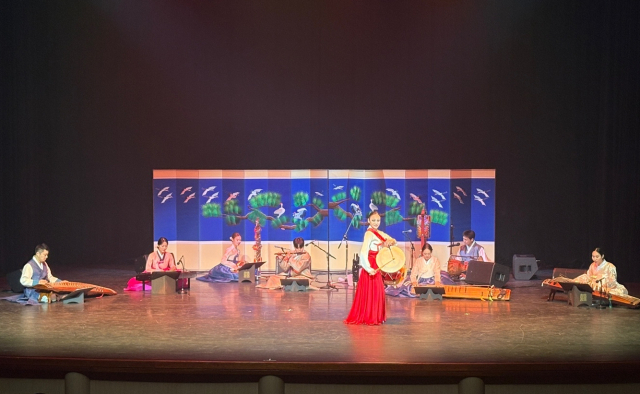 부산동래국악단이 오는 5일 ‘토포필리아, 동래 기억의 횡단’ 정기공연을 갖는다. 사진은 지난해 정기공연 장면. 부산동래국악단 제공