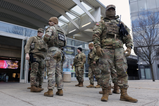 지난 26일 미국 워싱턴 D.C.에서 주방위군 대원 2명이 총격을 받아 1명이 사망, 1명이 부상한 후, 28일 워싱턴 북동부 지역에 배치된 주방위군 대원들이 대기 중이다. EPA연합뉴스