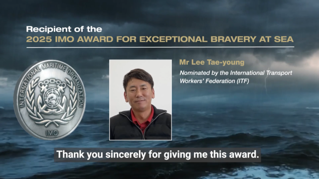 국제해사기구(IMO)가 지난달 24일 런던 본부에서 개최한 선원 공로 시상식 장면. ‘2025 IMO 용감한 선원상’ 수상자인 이태영 항해사가 화면에 소개되고 있다. 출처: 유튜브 IMOHQ. 선원노련 제공