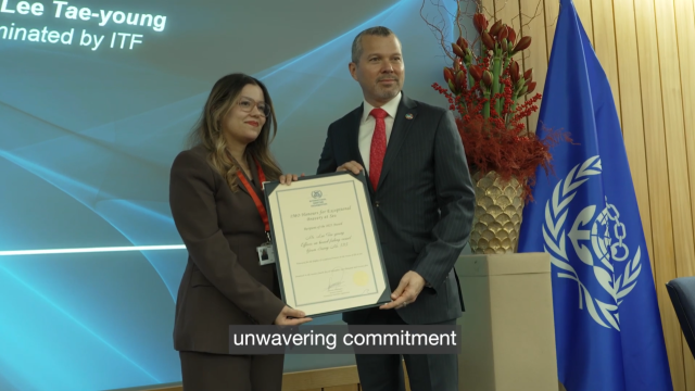 국제해사기구(IMO)가 지난 24일 런던 본부에서 개최한 ‘2025 용감한 선원상’(이태규 항해사) 시상 장면. 이번 상은 추천 단체인 국제운수노동자연맹(ITF)을 대표해 리디아 페라드가 대리 수령했다. 선원노련 제공